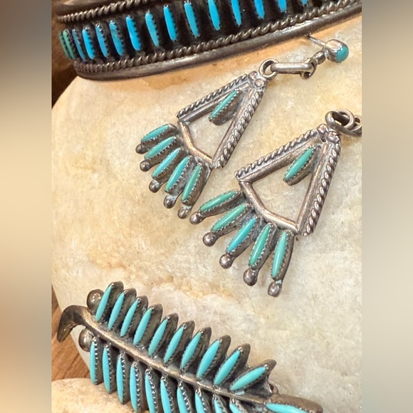 VTG ZUNI NEEDLEPOINT STERLING TURQUOISE CUFF, RING, BROOCH/PENDANT & EARRINGS - Picture 7 of 17